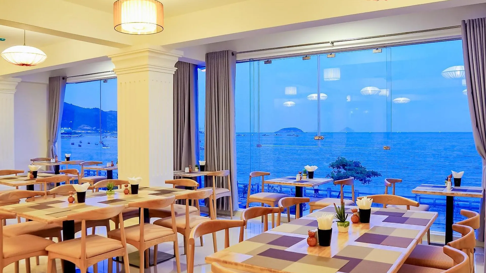 May Ngu Sac - Iridescent Clouds Hotel 나트랑